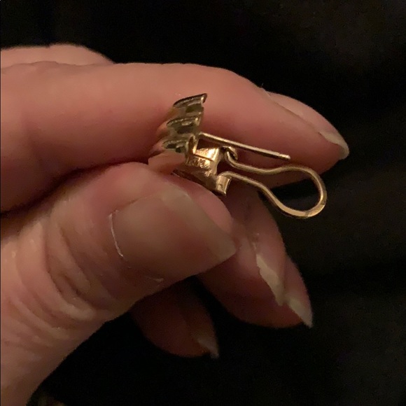 Pair of French leverback earrings - Picture 3 of 4